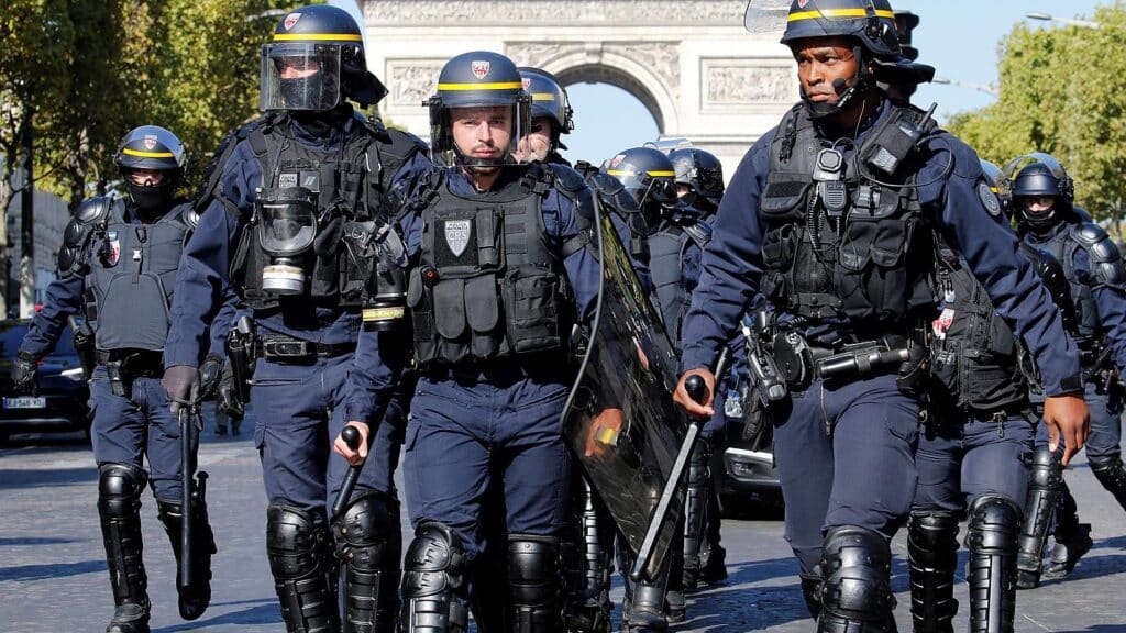 الشرطة الفرنسية تحاول فض الاحتجاجات في العاصمة باريس