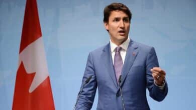 رئيس الوزراء الكندي يتخذ إجراءات صارمة تجاه المتظاهرين